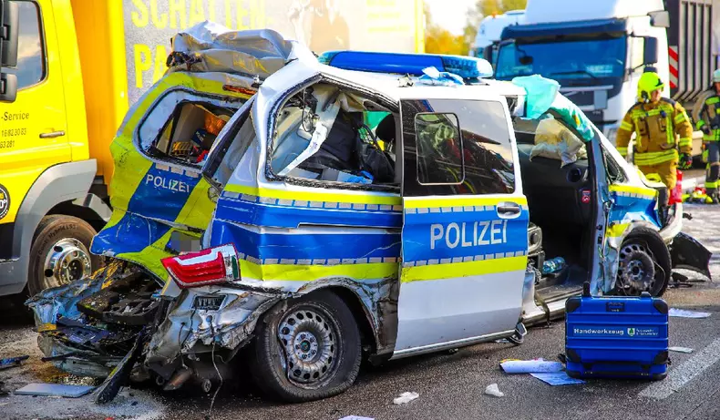 masina-politie-accident-camion-germania