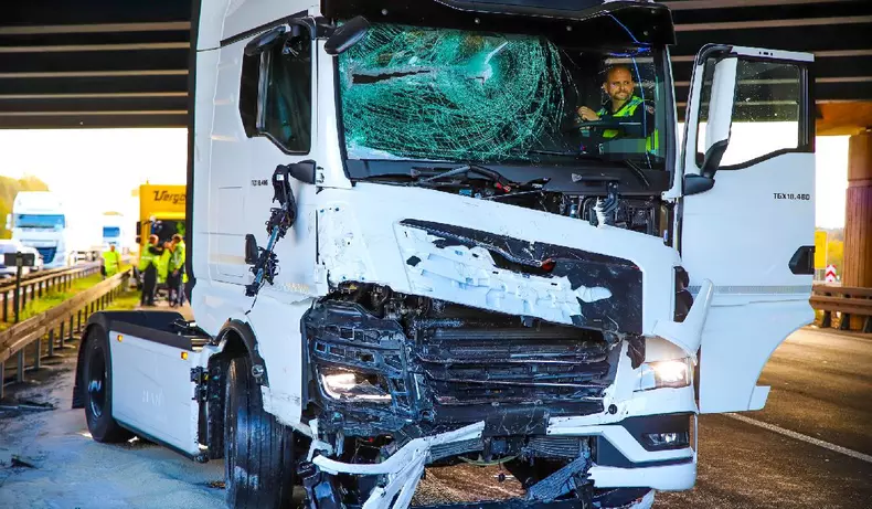 masina-politie-accident-camion-germania3