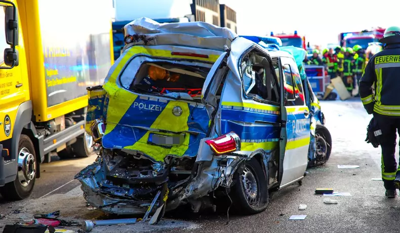 masina-politie-accident-camion-germania5