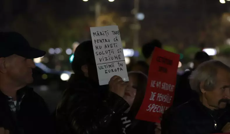 protest-piata-victoriei-pensii-speciale-pancarte-21-noiembrie-2025 (1)