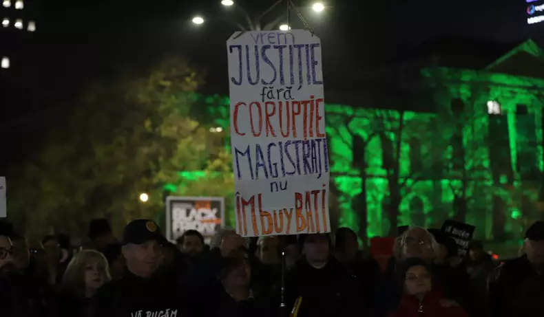 protest-piata-victoriei-pensii-speciale-pancarte-21-noiembrie-2025 (2)