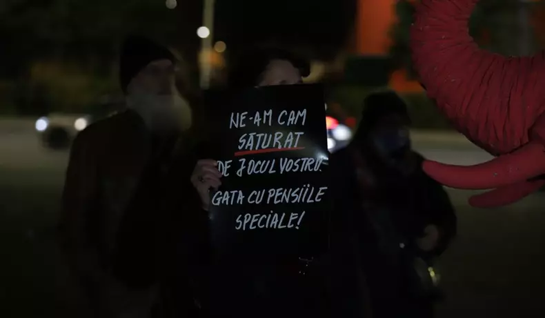 protest-piata-victoriei-pensii-speciale-pancarte-21-noiembrie-2025 (3)