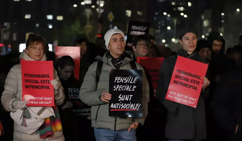 protest-piata-victoriei-pensii-speciale-pancarte-21-noiembrie-2025