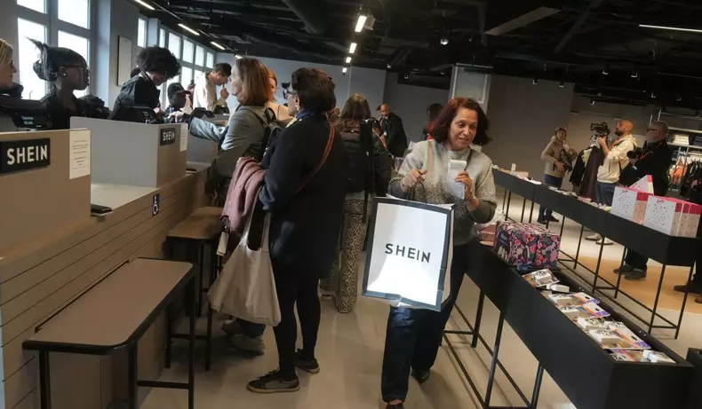Ziua de deschidere a primului magazin fizic Shein la BHV - Paris, Franța - 05 noiembrie 2025 (3)