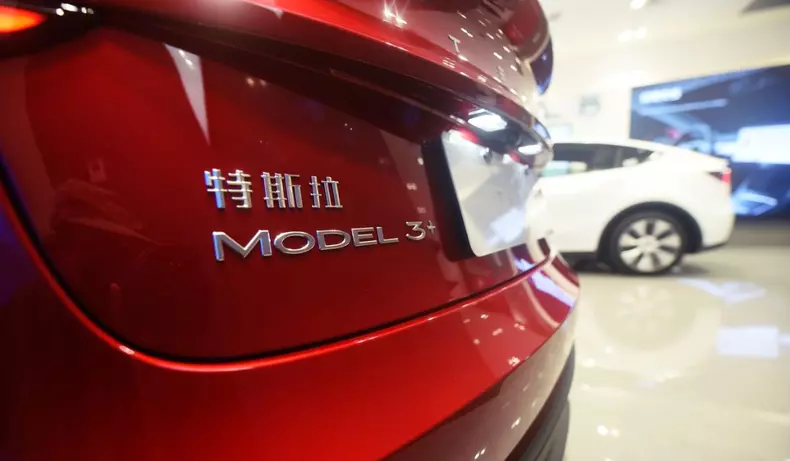 Tesla Model 3 Standard (1)