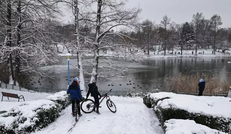 Copii-bicicleta-lac-inghetat-zapada-Vlad-Chirea