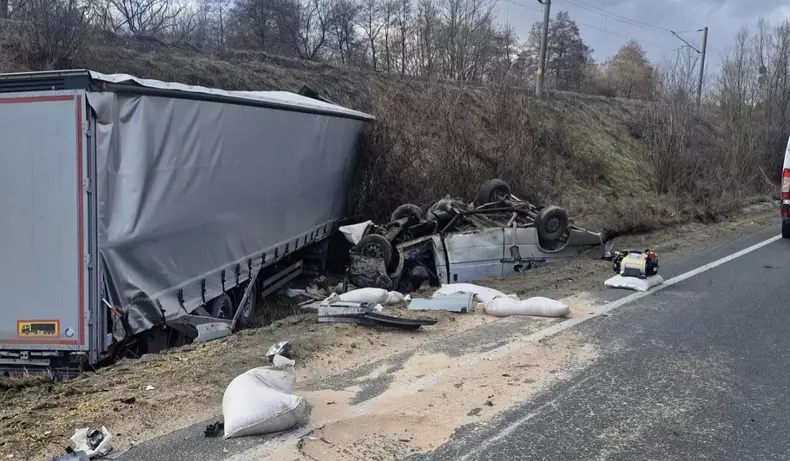 accident rutier dn 6 tir microbuz