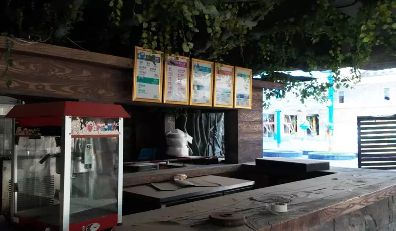 Cel mai mare parc acvatic interior părăsit (1)