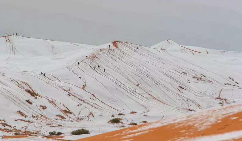 dune-nisip-rosu-sahara-devenit-albe-ninsoare (2)