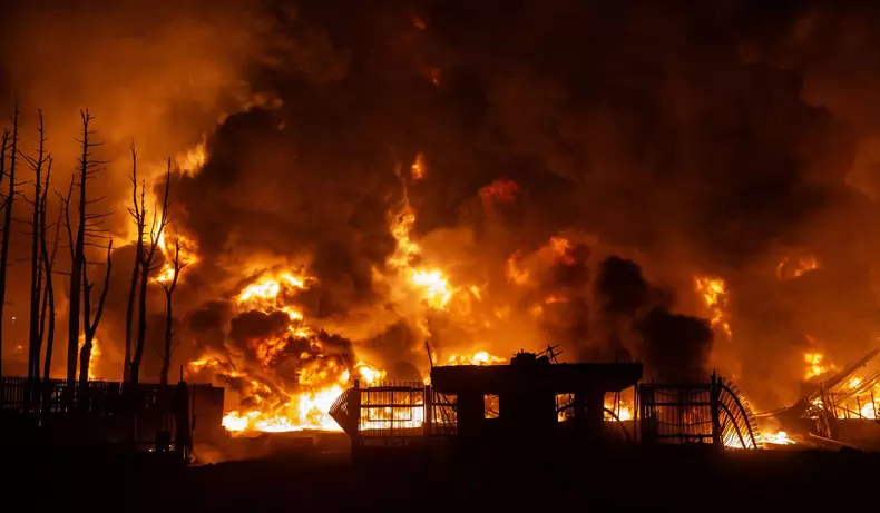 teheran-acoperit-fum-toxic-sua-israel-bombardat-depozite-petrol-8-martie-2026 (1)