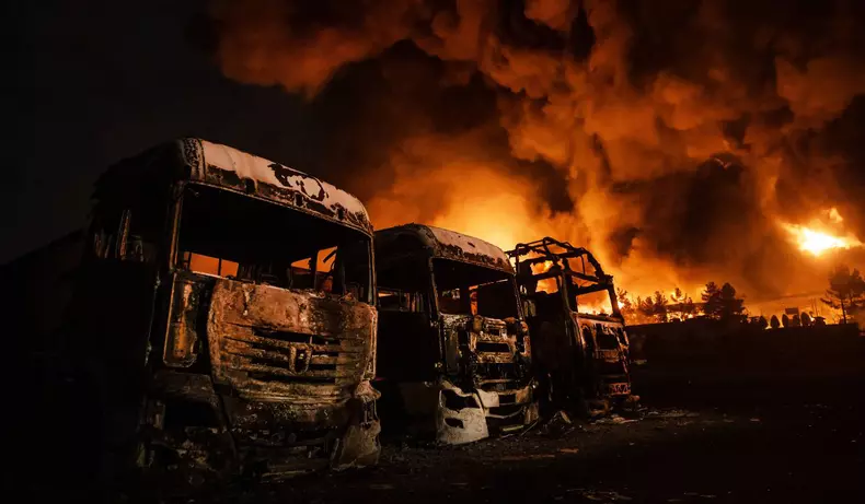 teheran-acoperit-fum-toxic-sua-israel-bombardat-depozite-petrol-8-martie-2026 (4)
