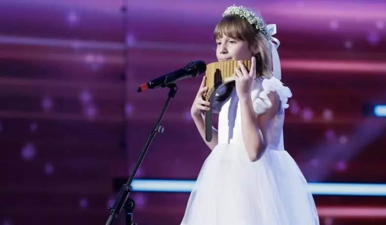 Antonia Tănase, o fetiță de 9 ani din Giurgiu care cântă la nai, a ridicat sala în picioare la „Românii au talent”. Foto PRO TV