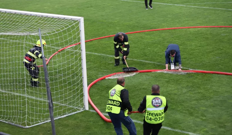 meci-romania-cipru-preliminarii-cm-fotbal-feminin-intrerupt-furtuna-bucuresti (1)