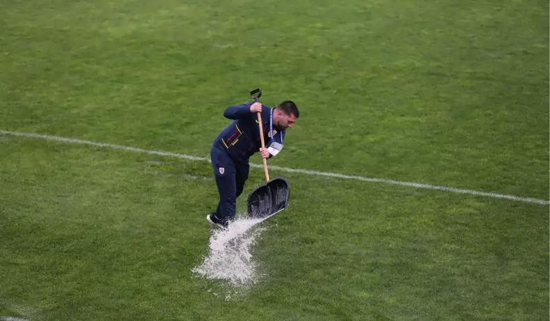 meci-romania-cipru-preliminarii-cm-fotbal-feminin-intrerupt-furtuna-bucuresti (5)