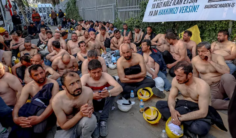 mineri protesteaza pieptul gol