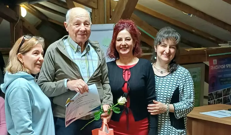 Tudor Opinca, Un brașovean de 97 de ani s-a întors la cursuri ca să nu fie păcălit pe internet (1)