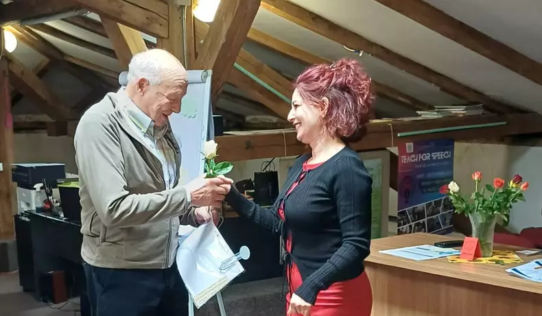 Tudor Opinca, Un brașovean de 97 de ani s-a întors la cursuri ca să nu fie păcălit pe internet