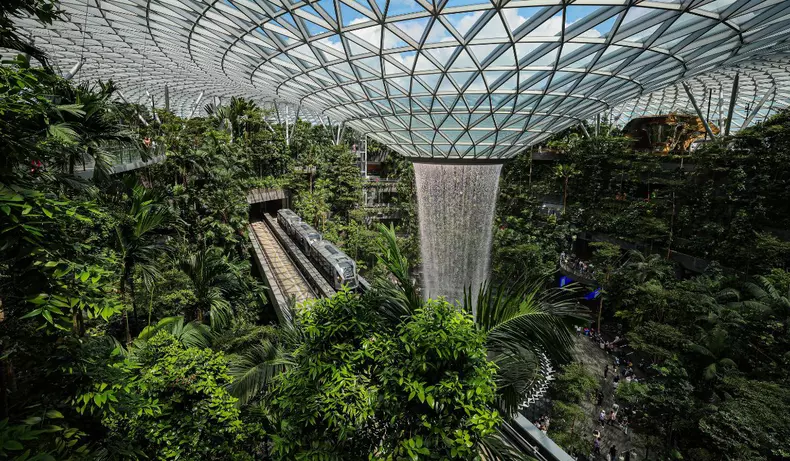 aeroport-changi-singapore-cascada-gradina (1)