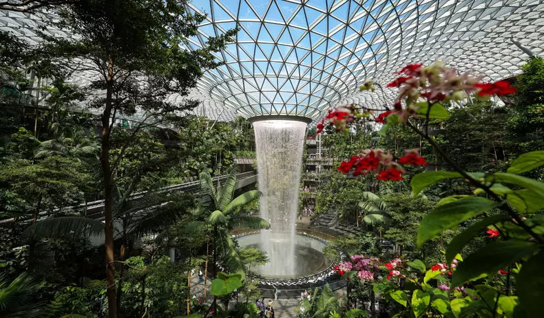 aeroport-changi-singapore-cascada-gradina