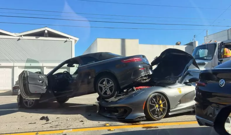 ferrari gri lovit mercedes negru