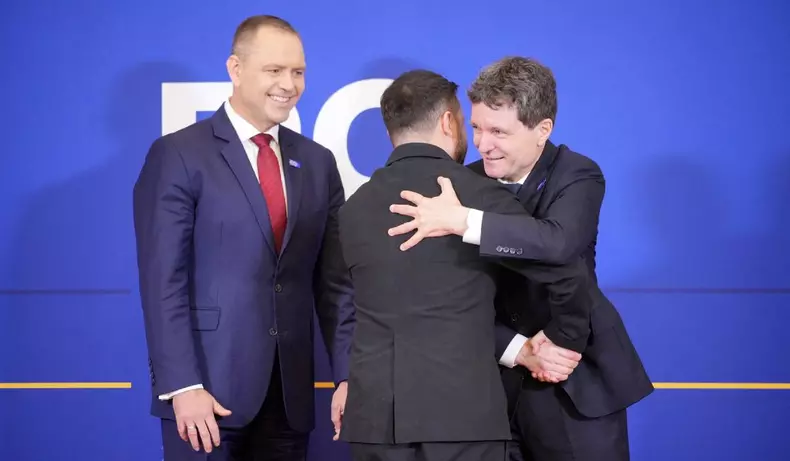 Președintele Poloniei, Karol Nawrocki (stânga), și președintele României, Nicușor Dan (dreapta), îl întâmpină pe președintele Ucrainei, Volodimir Zelenski (1)