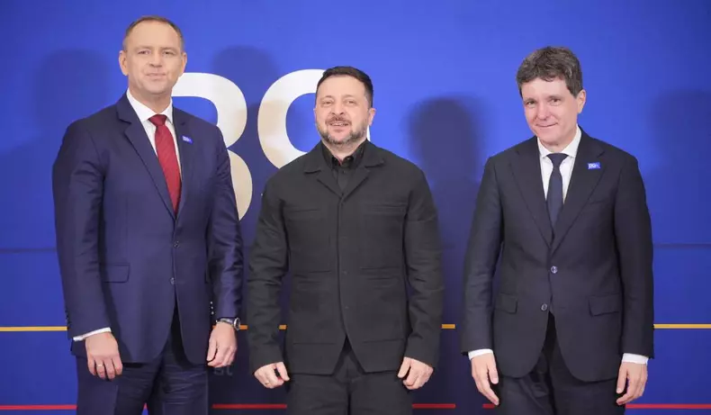 Președintele Poloniei, Karol Nawrocki (stânga), și președintele României, Nicușor Dan (dreapta), îl întâmpină pe președintele Ucrainei, Volodimir Zelenski