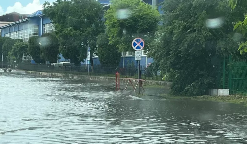Ploi torențiale în aproape toată țara
