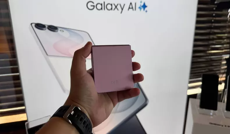 Samsung Galaxy Z Flip8 (1)