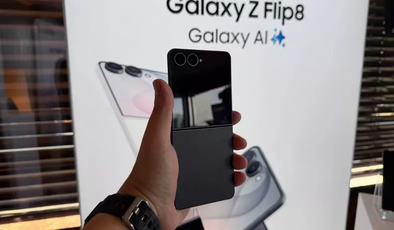 Samsung Galaxy Z Flip8 (2)