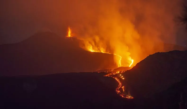 eruptie-etna-11-august-2026-italia-zboruri-suspendate-aeroport-catania