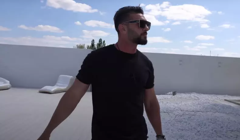 dorian-popa-si-a-construit-piscina-in-curtea-casei-de-300-000-de-euro-proprietatea-arata-ca-la-hollywood