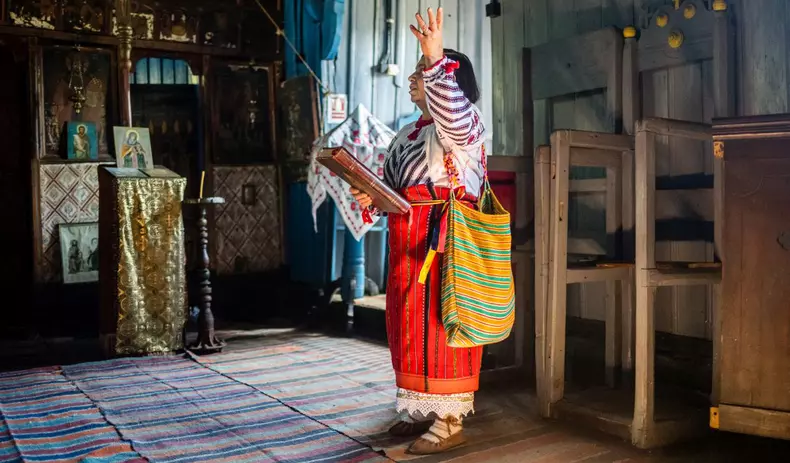 biserica-lemn-sfintii-voievozi11-cucuieti-bacau