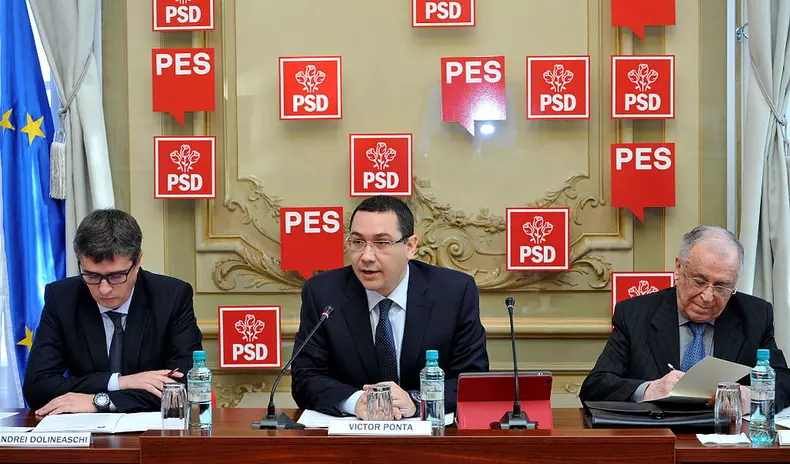 Victor_Ponta,_Andrei_Dolineaschi_si_Ion_Iliescu_la_reuniunea_BPN_-_16.12.2013_(4)_(11401253836)