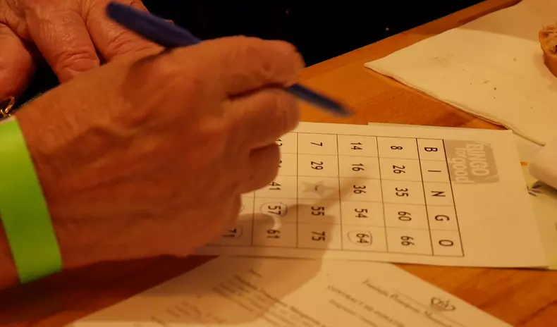 Bătrâni care joacă Bingo cu voluntari ai Asociației "Niciodată singur"