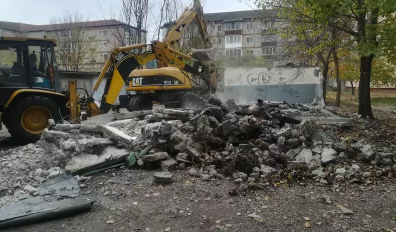 Primăria Timișoarei demolează garajele dintre blocuri, devenite focare de infecție