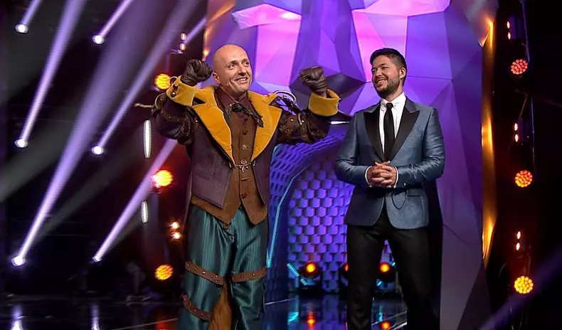 costi-ionita-a-parasit-aseara-show-ul-masked-singer-romania-artistul-s-a-ascuns-sub-masca-vulpoiului_2_size24
