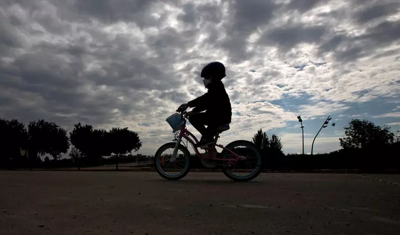 Spania, copiii au ieșit din case