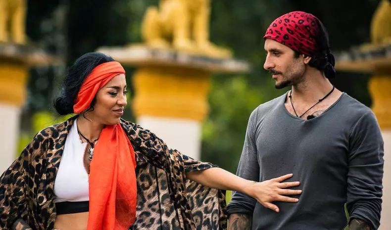 ruby-si-iubitul-ei-robert-asia-express-hp