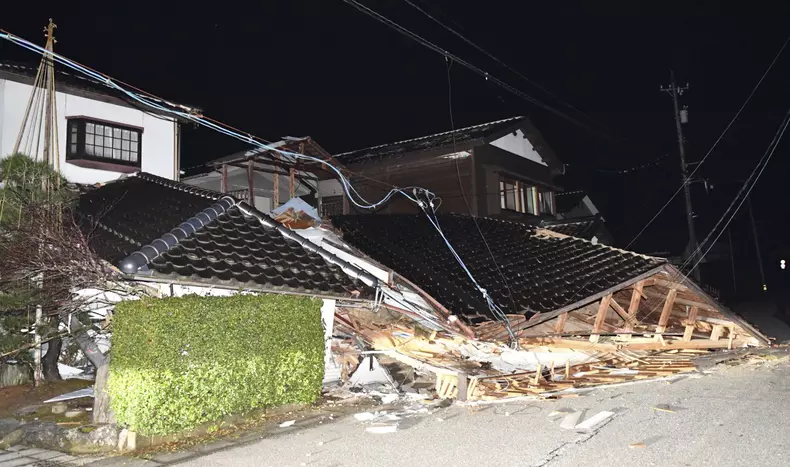 Case distruse de cutremurul masiv în orașul Anamizu, prefectura Ishikawa, Japonia, pe 1 ianuarie 2024. Foto: Profimedia