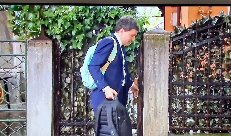 nicusor-dan2-ghiozdan-copil-ziua-investiturii