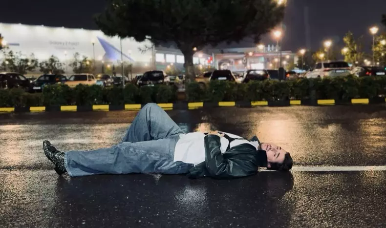 vladimir tataru intins asfalt noapte ploaie