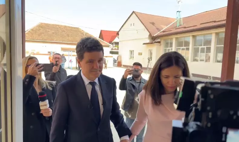 Mirabela Grădinaru și Nicușor Dan la secția de votare (5)
