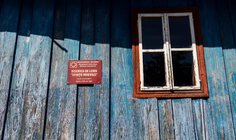 biserica-lemn-sfintii-voievozi5-cucuieti-bacau