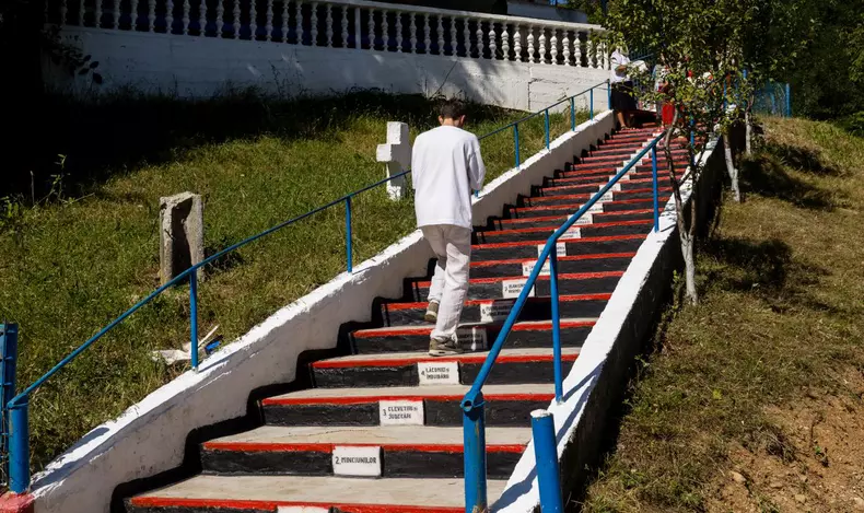 biserica-lemn-sfintii-voievozi1-cucuieti-bacau