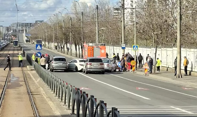 Accident cu cinci mașini și un moped pe Calea Văcărești din București. Un bărbat din Turkmenistan a ajuns la spital (4)