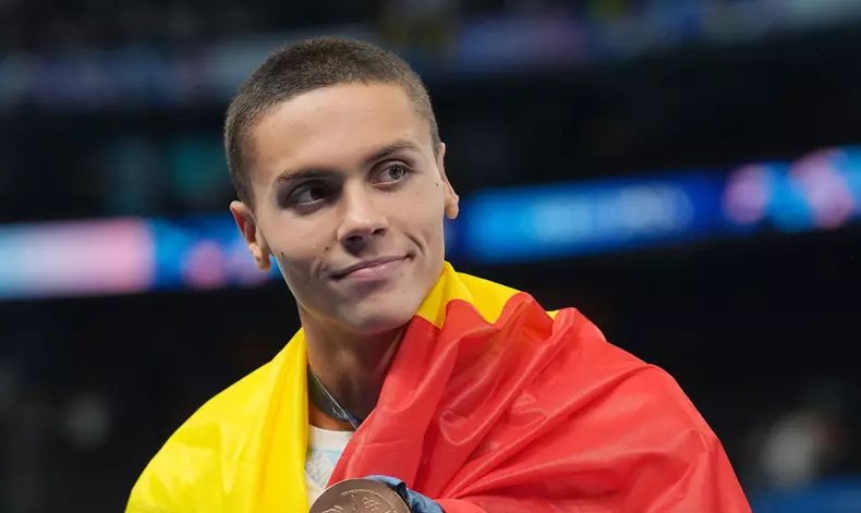 VIDEO David Popovici, în dificultate. Multiplul campion mondial, olimpic și european la înot, în echilibru precar pe apă. „Primul te iubesc”