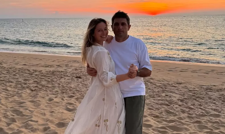 Laura Cosoi si sotul