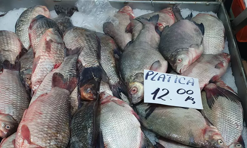 Tarabele din piața Obor sunt pline cu pește proaspăt. FOTO: Libertatea