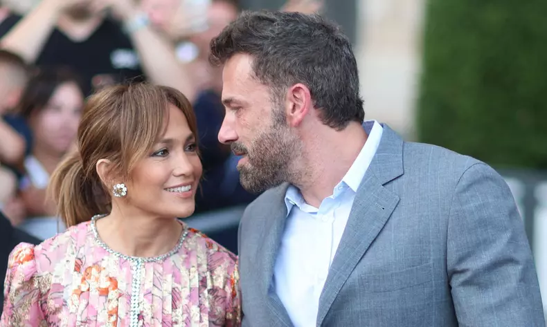 Ben Affleck et sa femme Jennifer Affleck (Lopez) quittent l'hôtel Crillon pour aller dîner avec leurs enfants respectifs Seraphina, Violet, Maximilian et Emme au restaurant "Cheval Blanc" lors de leur lune de miel à Paris