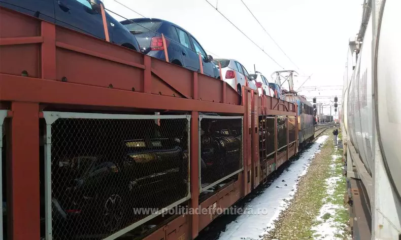 Doi migranți, găsiți într-o mașină încărcată pe platforma unui tren în Arad (1)